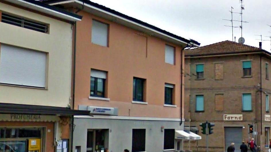 Il bancomat strappato dai ladri dal muro della Bsgsp a Rovereto di Novi