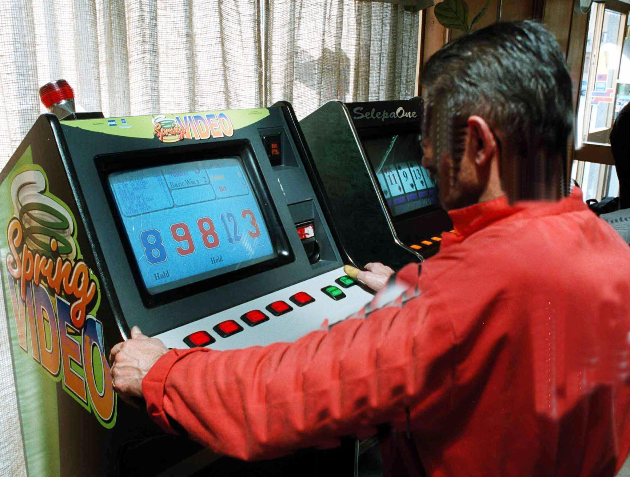 Un giocatore di slot (foto d'archivio) 