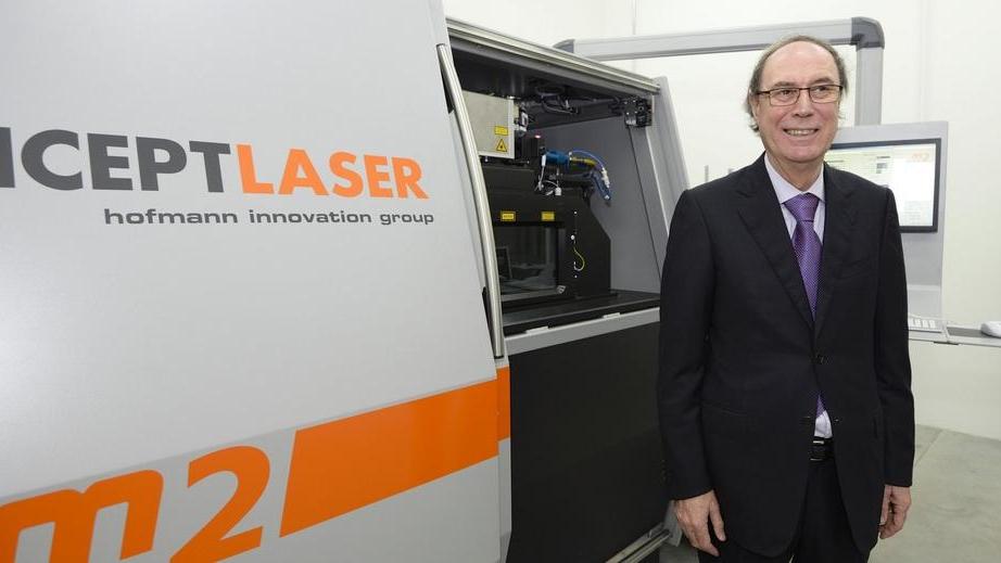 Il presidente di Certema Fosco Tosti di fronte al super lase (foto Bf)