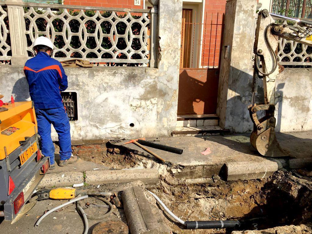 Asa trancia per errore un cavo dell'elettricità: decine di persone senza luce né acqua 