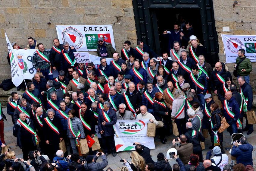I sindaci in piazza a Volterra