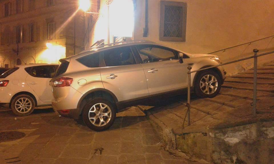La macchina parcheggiata sulle scale del Museo a Fucecchio
