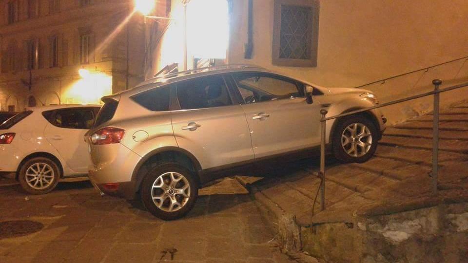 La macchina parcheggiata sulle scale del Museo a Fucecchio