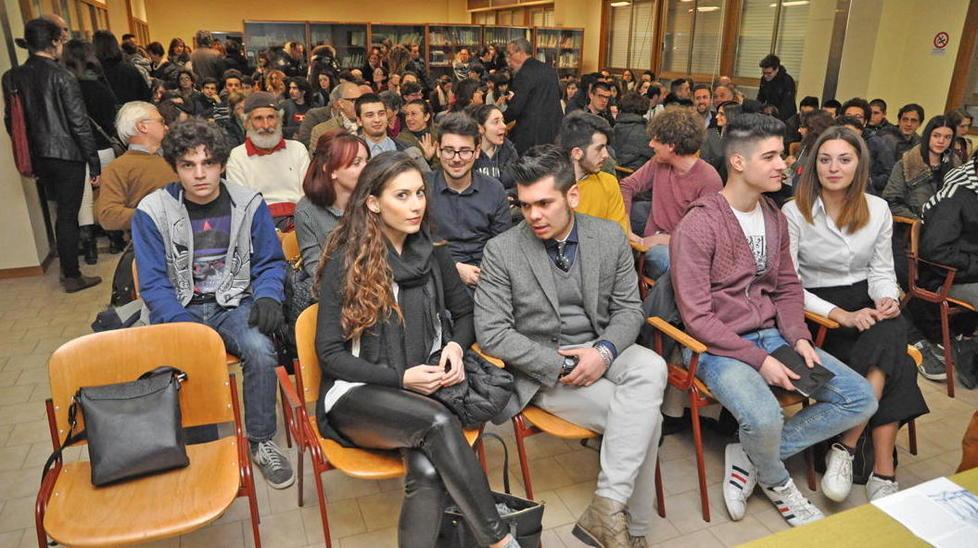 La platea al liceo Fermi per il dibattito (Foto Falorni/Silvi)