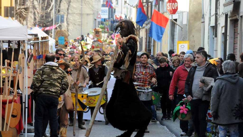 Centinaia di maschere e trampolieri al Carneval Profano