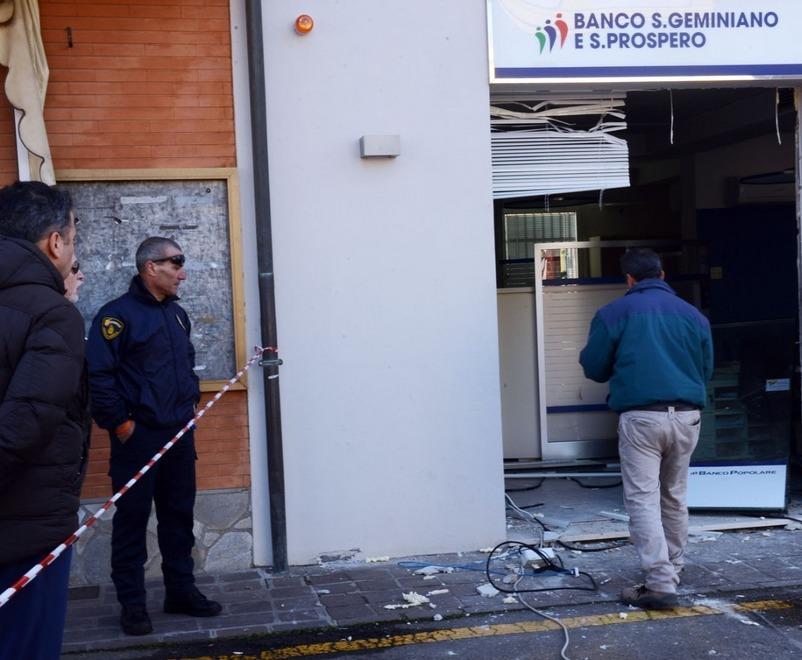 A Novi sventrano il bancomat con 50mila euro 