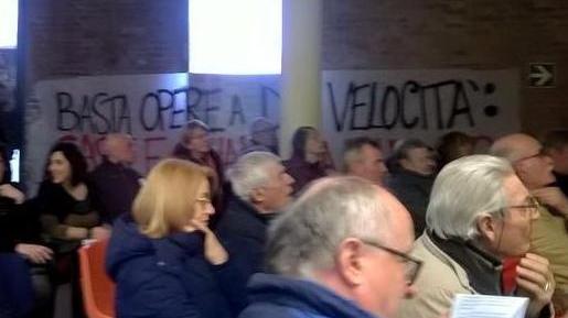Blitz del comitato all’assemblea «Basta cantieri a due velocità»