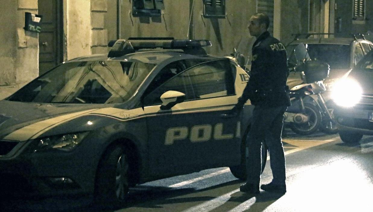 L'auto della polizia davanti all'appartamento dove è avvenuto l'accoltellamento (Marzi Pentafoto)