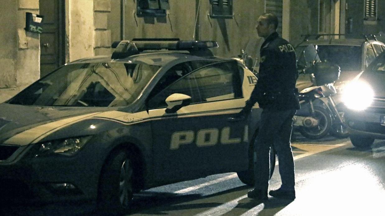 L'auto della polizia davanti all'appartamento dove è avvenuto l'accoltellamento (Marzi Pentafoto)