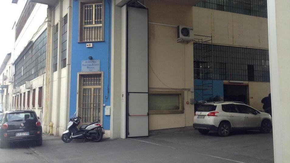 Entrano dal tetto e rubano la cassaforte
