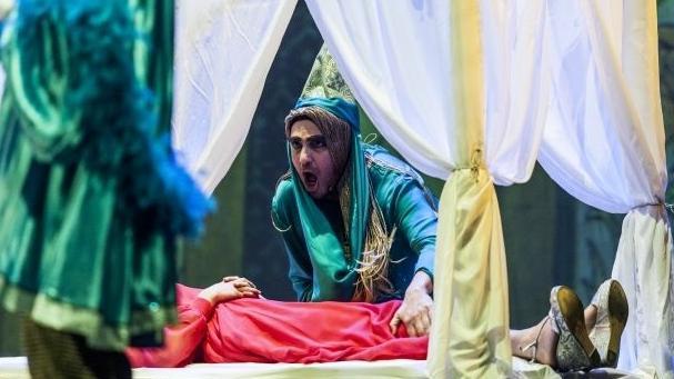 Pagliette in scena al Politeama tra le favole un “bagno di realtà”