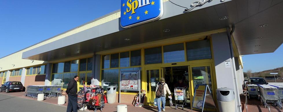 Blitz degli incappucciati nel discount 