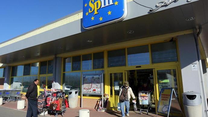 Blitz degli incappucciati nel discount