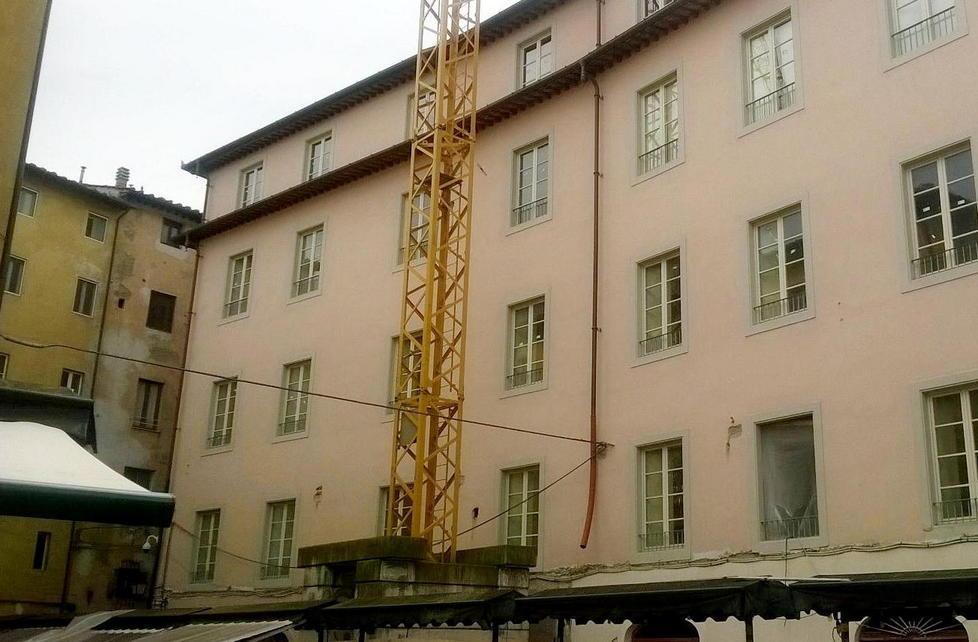 Gru bloccata in piazza ora la società è fallita 
