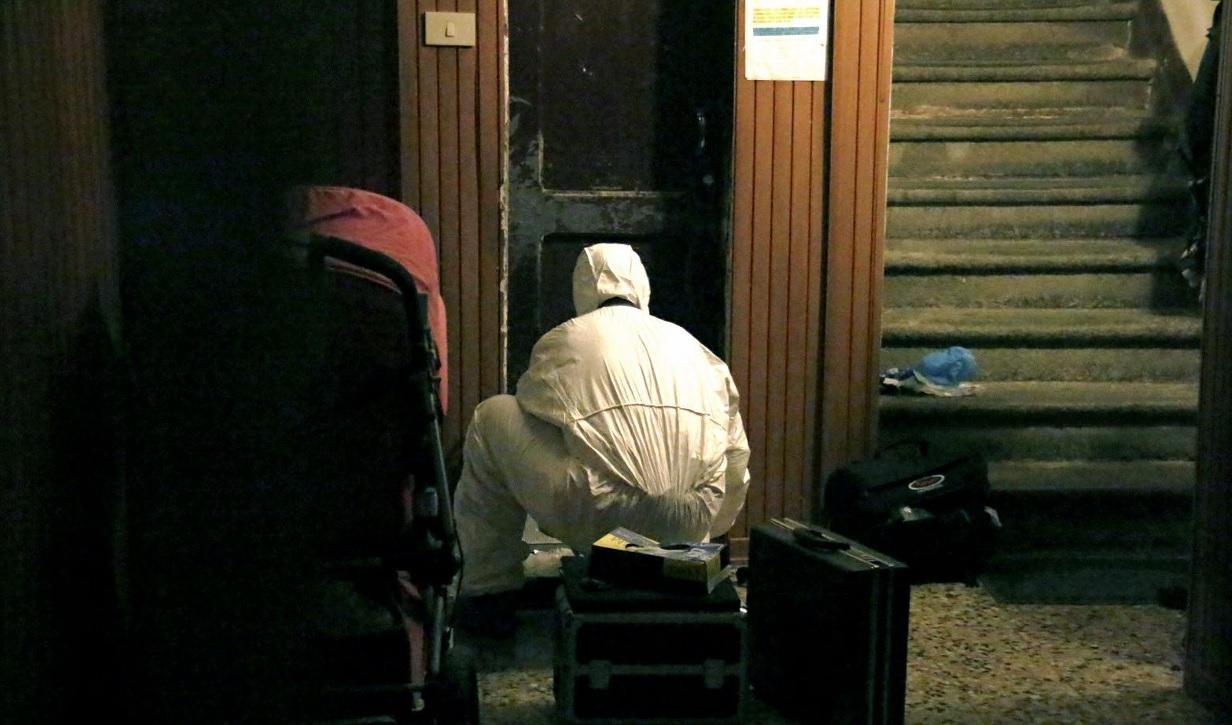 I rilievi della polizia scientifica all'interno del palazzo di corso Amedeo dov'è avvenuto l'accoltellamento mortale (Marzi Pentafoto)