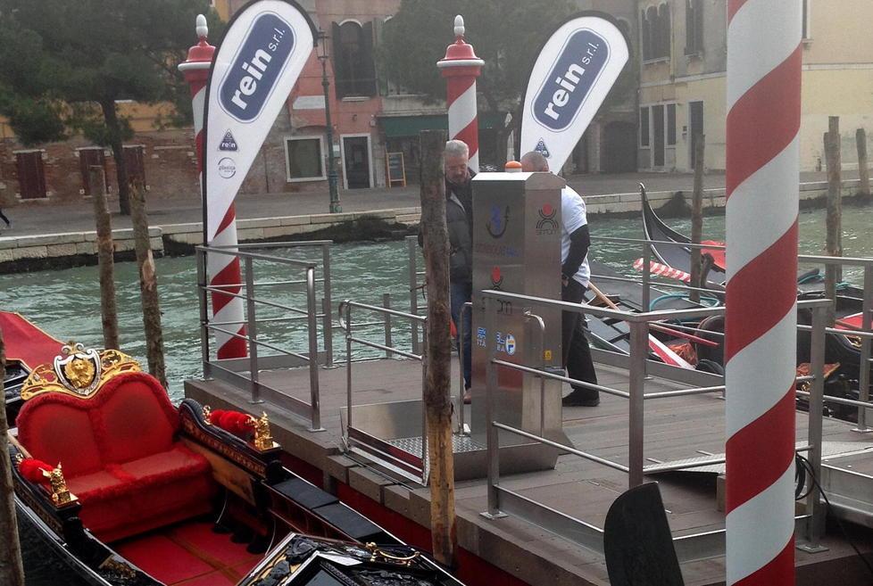 Dal tetrapak un pontile per le gondole 