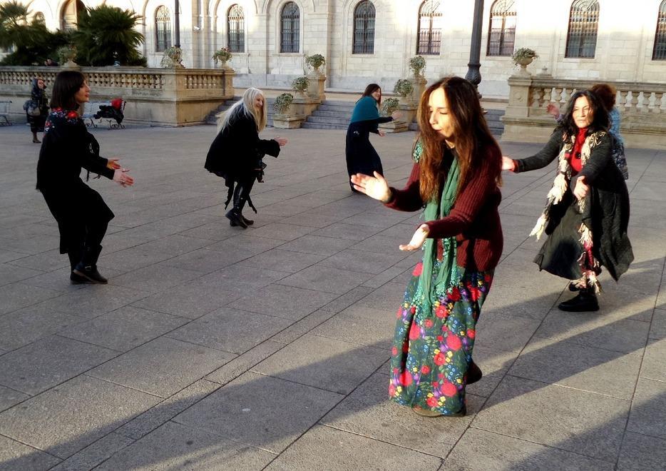 Ballo “sacro” in piazza d’Italia