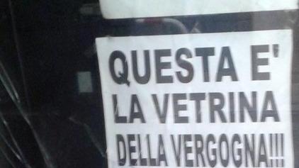 Danni al bar dopo l’attentato al Comune «Ma nessuno paga»