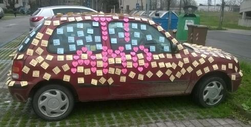 «Ti amo», ecco l’auto tappezzata di post-it colorati