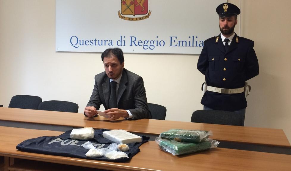 In casa tanta cocaina, armi e soldi 