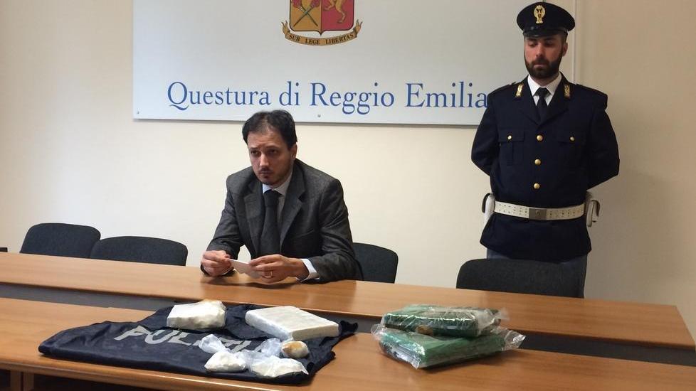 In casa tanta cocaina, armi e soldi