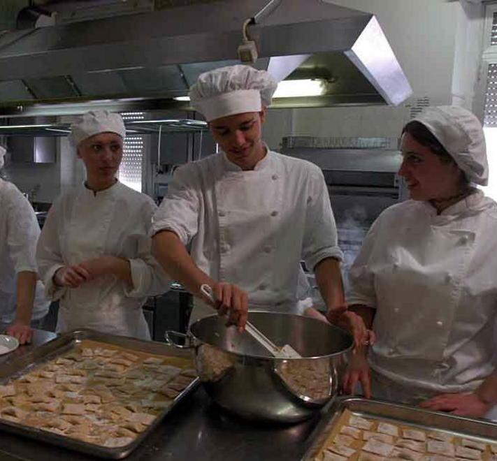Prima alunni da 10 ora chef da guida cucinano al “Minuto” 