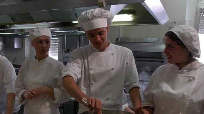 Prima alunni da 10 ora chef da guida cucinano al “Minuto”