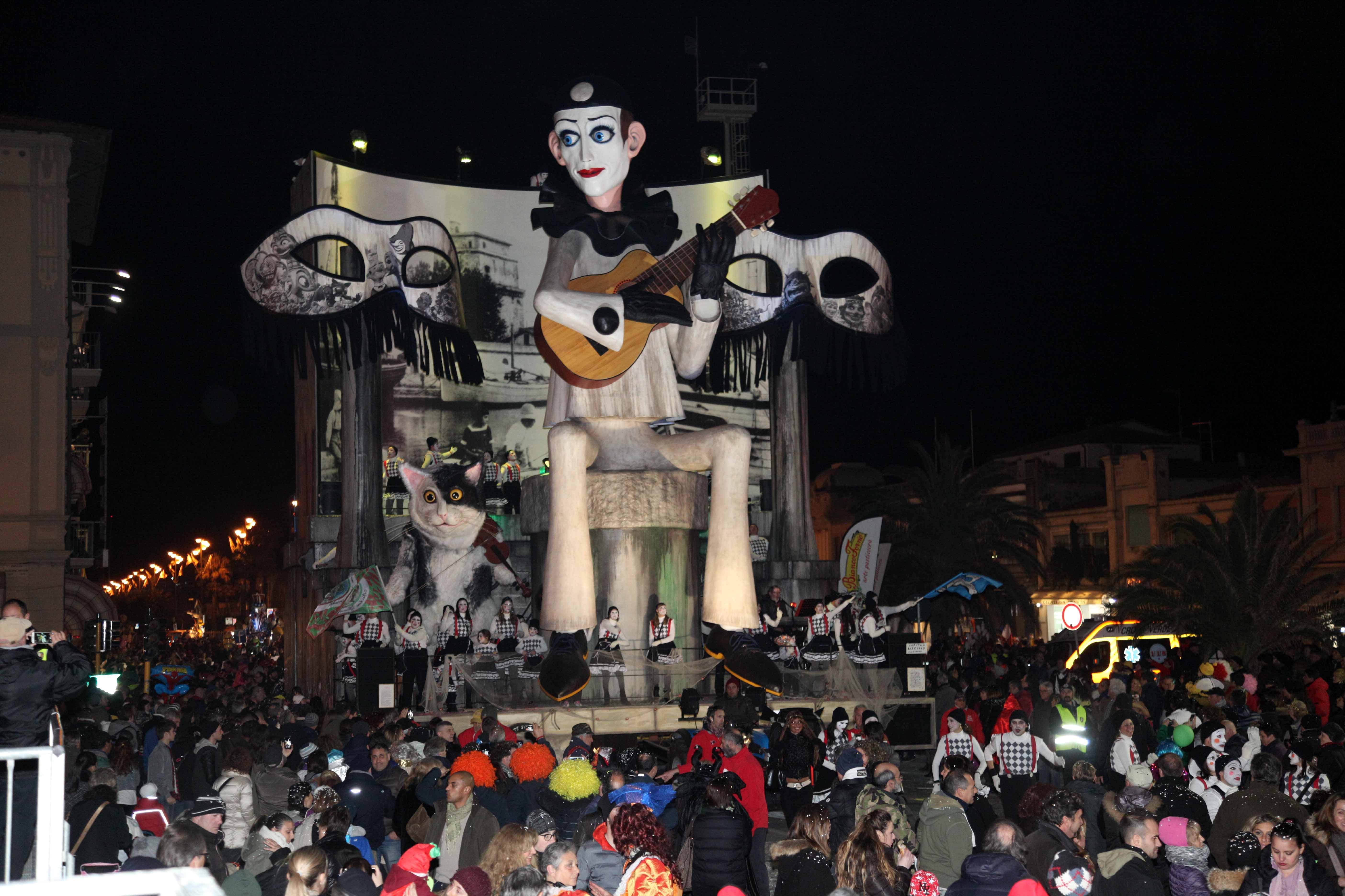 La suggestiva sfilata notturna di sabato 12 marzo