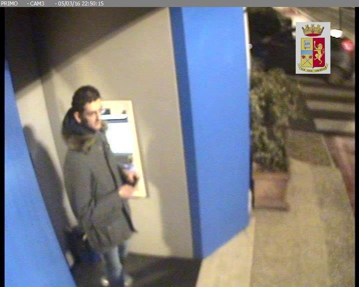 Massimiliano Ventura mentre preleva i soldi al bancomat in via dell'Aeroporto