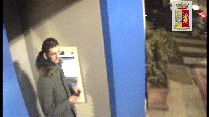 Massimiliano Ventura mentre preleva i soldi al bancomat in via dell'Aeroporto