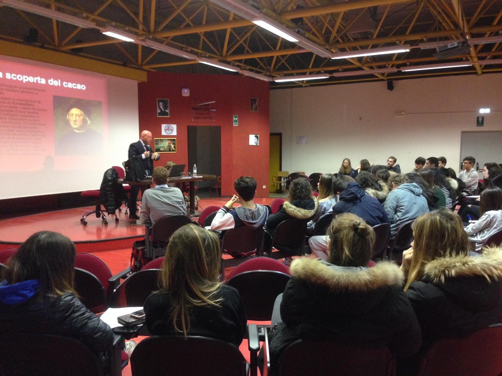 Gli studenti in una lezione sul cioccolato tenuta da Marco Ferri 