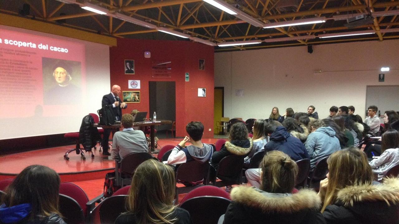 Gli studenti in una lezione sul cioccolato tenuta da Marco Ferri
