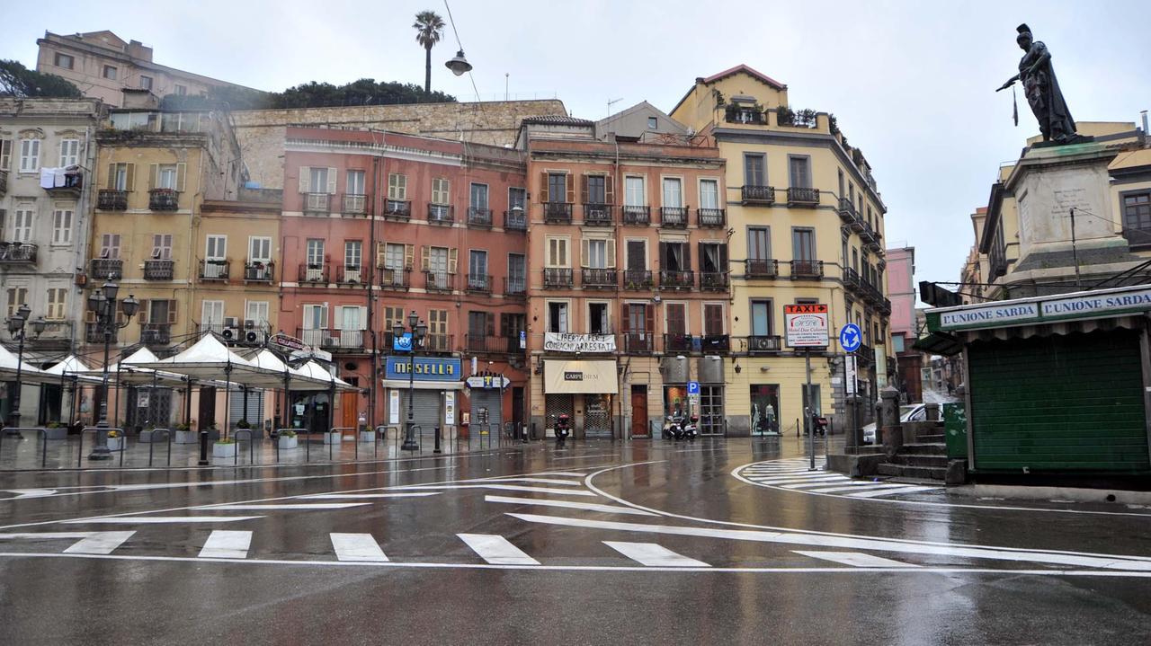Piazza Yenne, a Cagliari, dove è avvenuto l'incendio