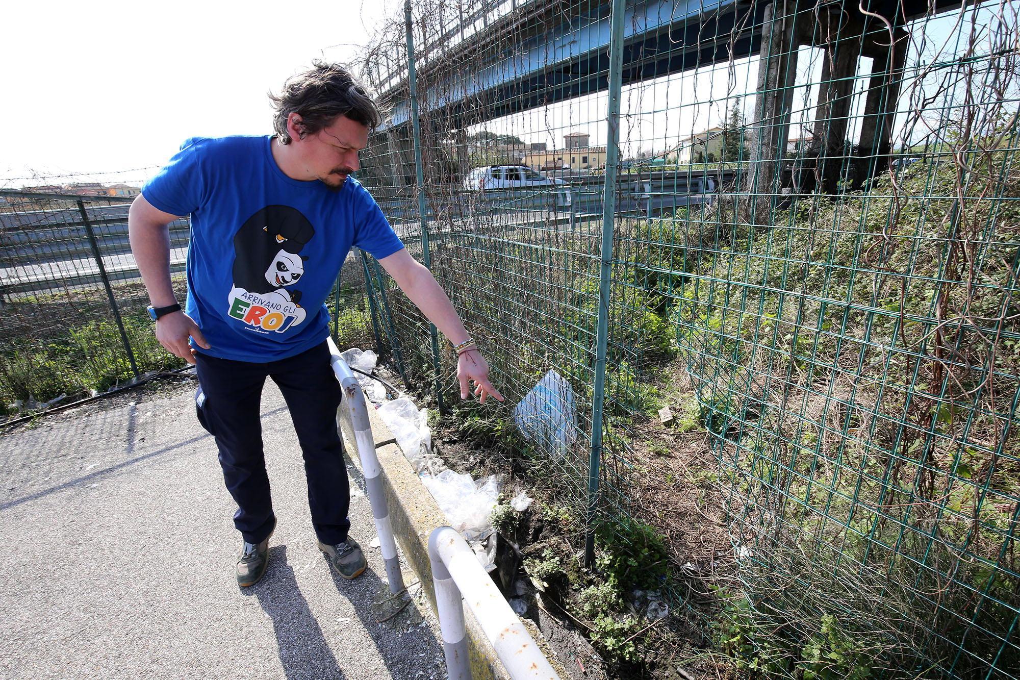 Rapinano l'Eurospin e fuggono in autostrada