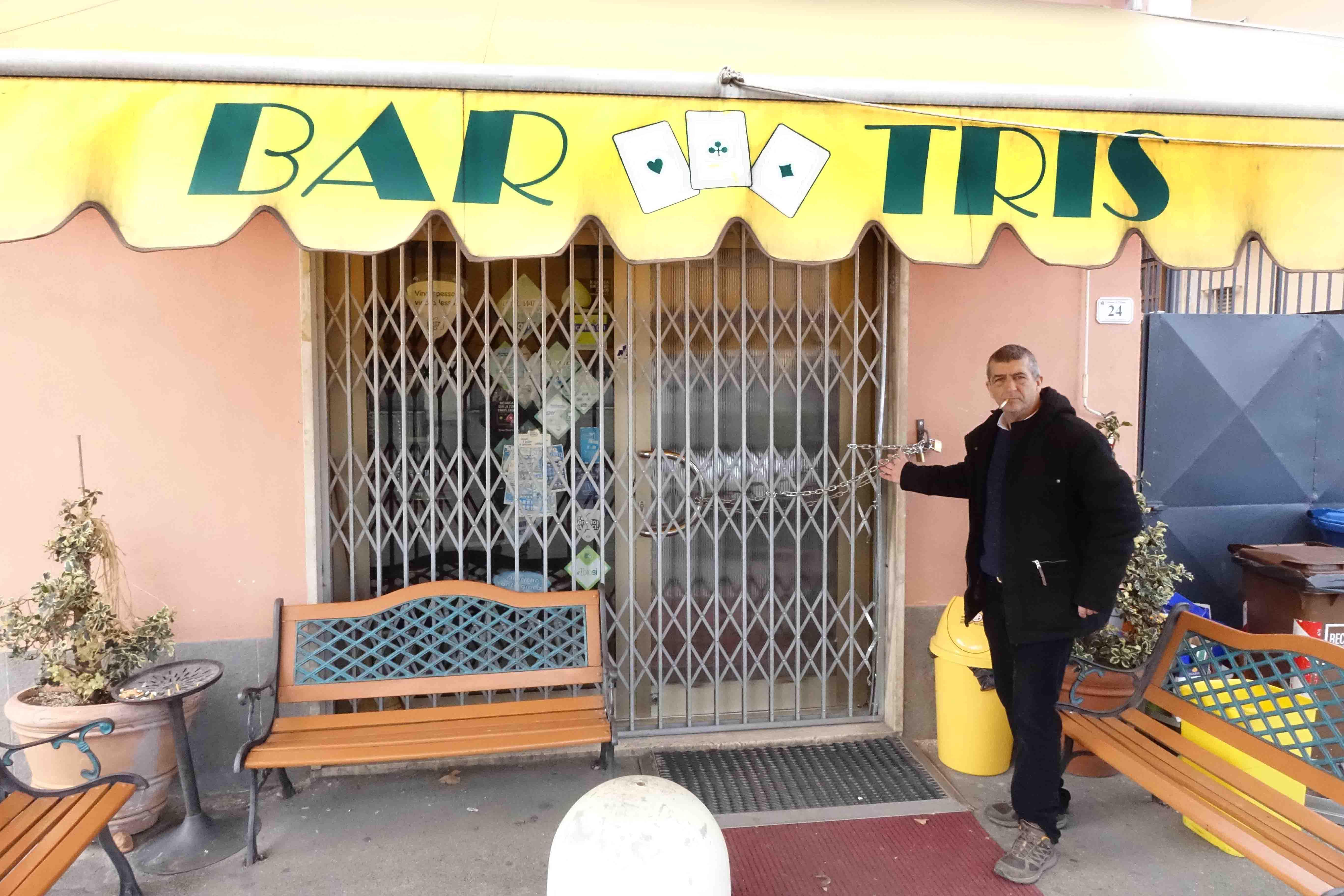 Rubano le slot machine di un bar ma la polizia li scopre 