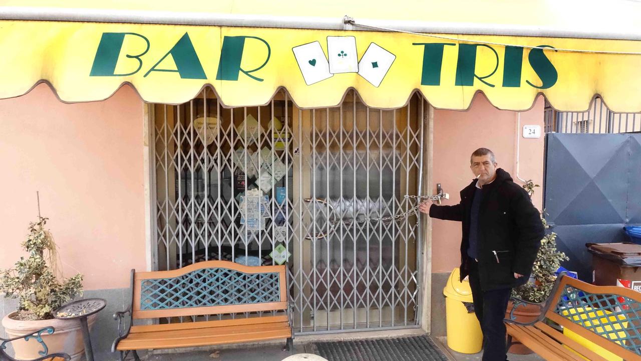 Rubano le slot machine di un bar ma la polizia li scopre