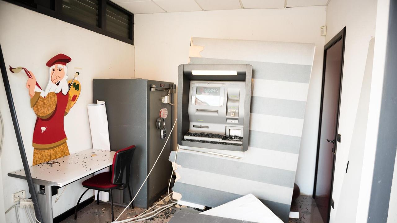 Il bancomat sfondato dalla banda a Stabbia (Foto Agenzia Carlo Sestini)