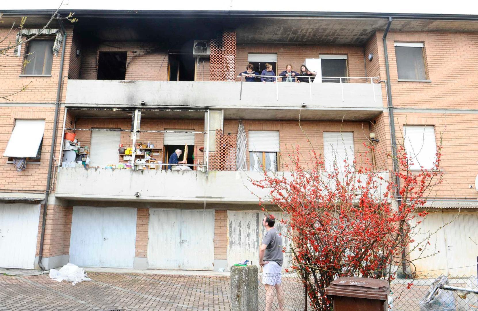 Brucia l'appartamento, due intossicati