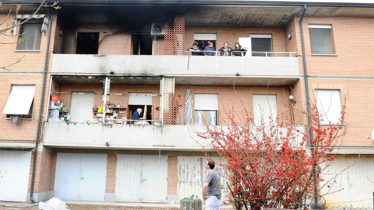 Brucia l'appartamento, due intossicati