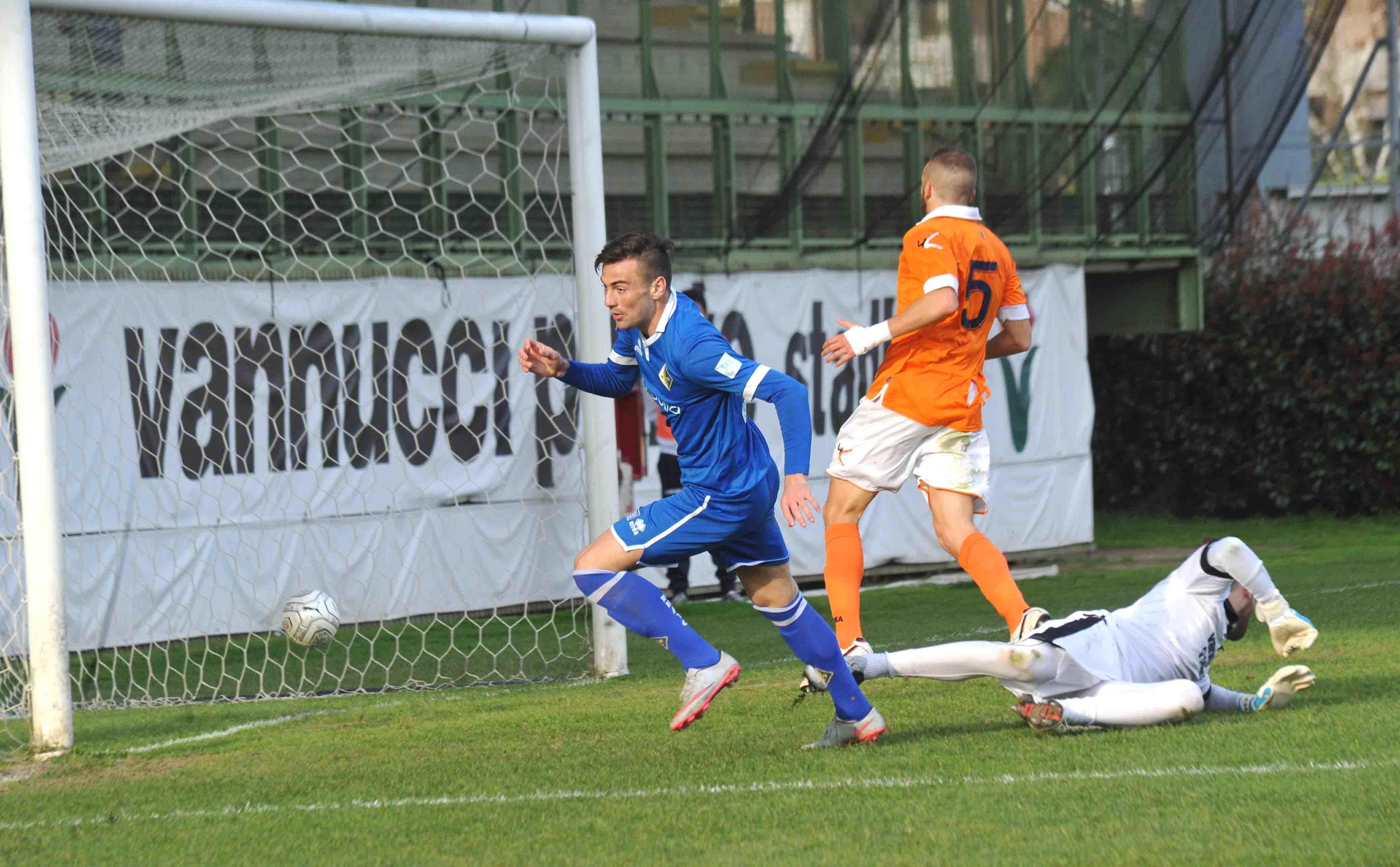 Il gol di Moncini per il definitivo 2 a 2 (Foto Gori)