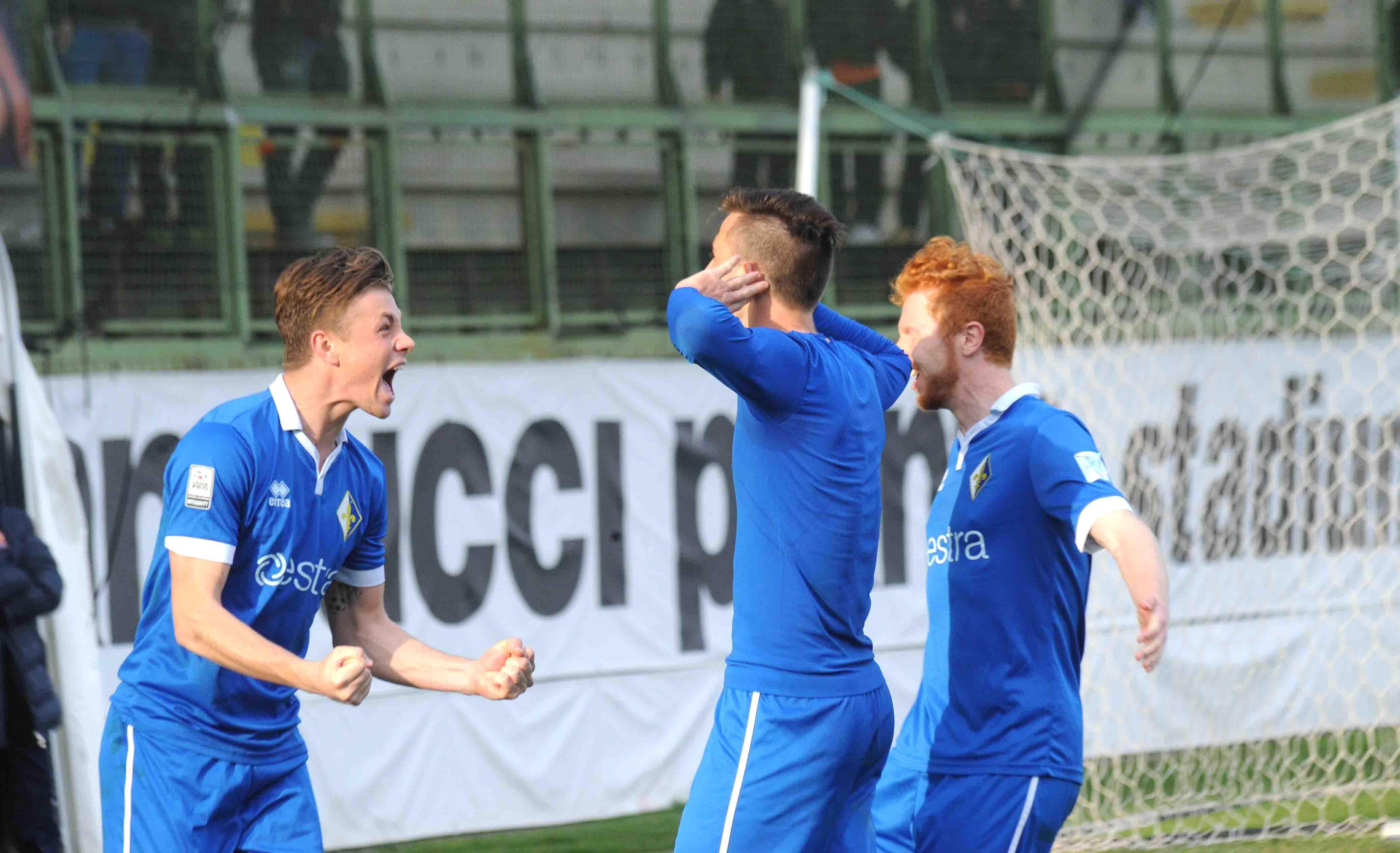Moncini sotto la curva della Pistoiese dopo il gol del 2-2