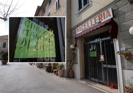 Chiude il negozio "per mancanza di lavoro"