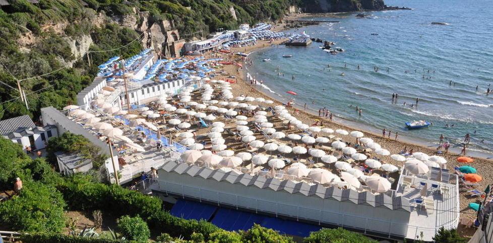Gli stabilimenti nella baia del Quercetano, una delle immagini-simbolo del turismo locale