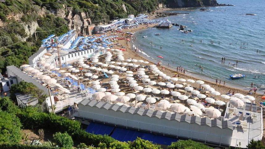 Gli stabilimenti nella baia del Quercetano, una delle immagini-simbolo del turismo locale