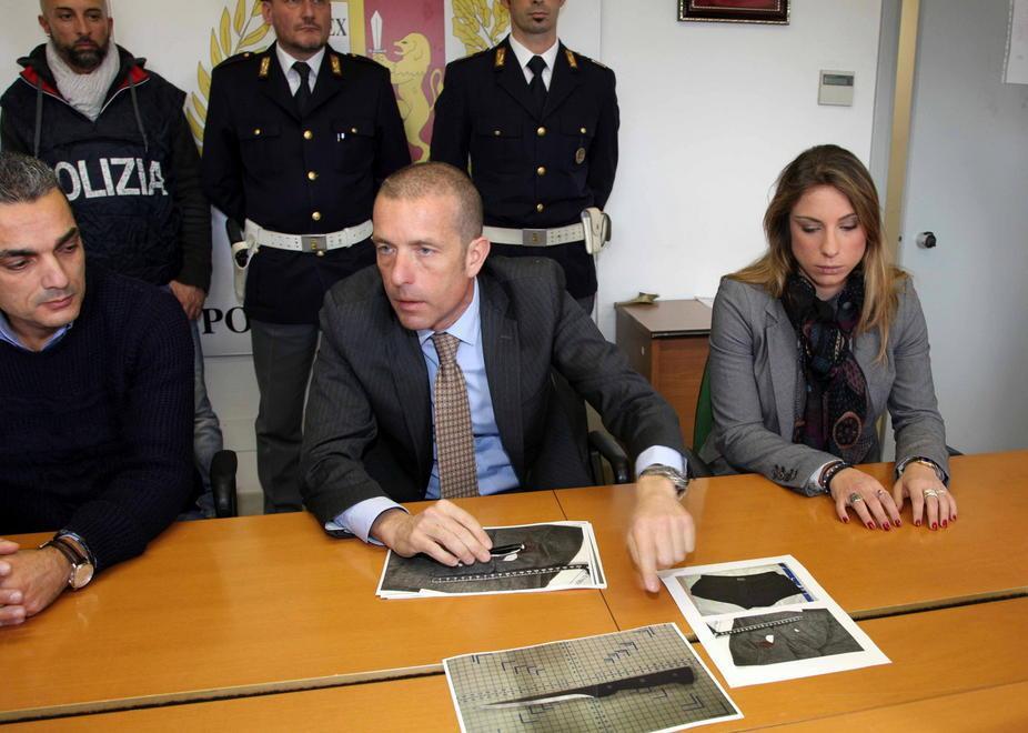 I vertici del commissariato mostrano l'arma del delitto