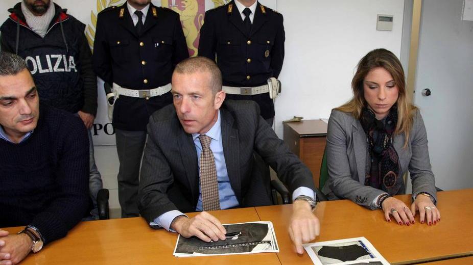 I vertici del commissariato mostrano l'arma del delitto
