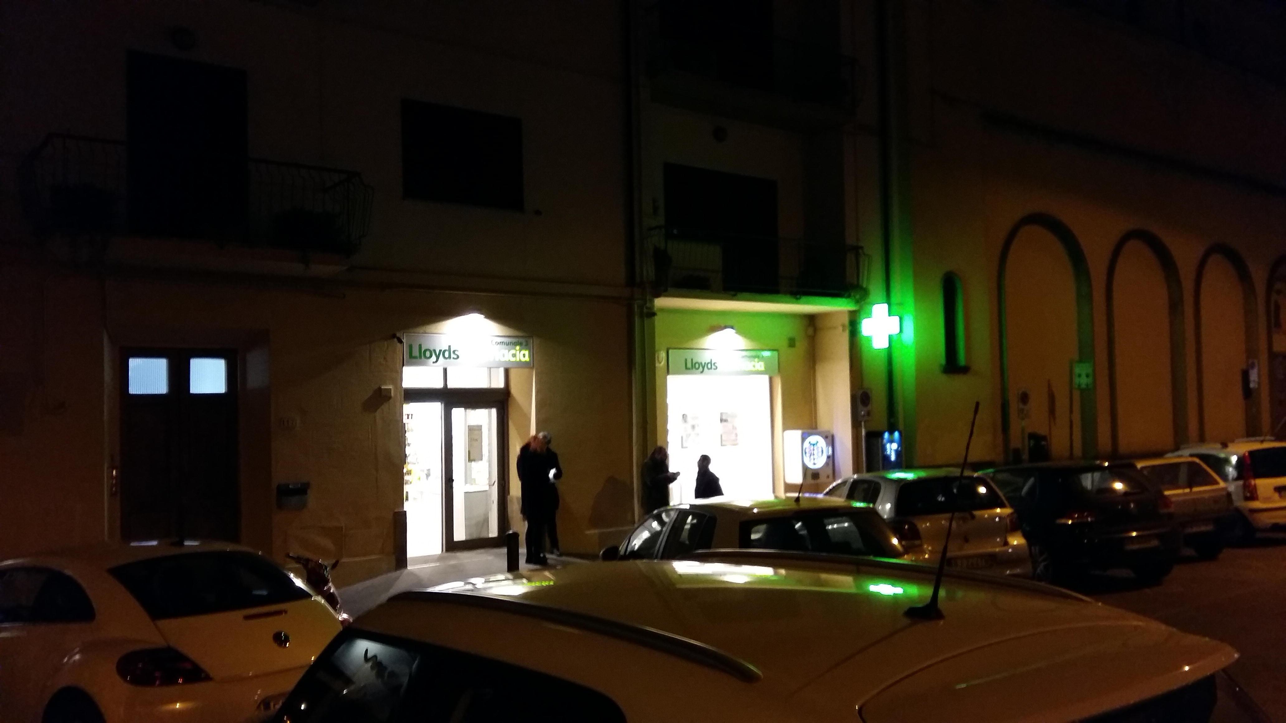 La farmacia di piazza Mercatale subito dopo l'ennesima rapina