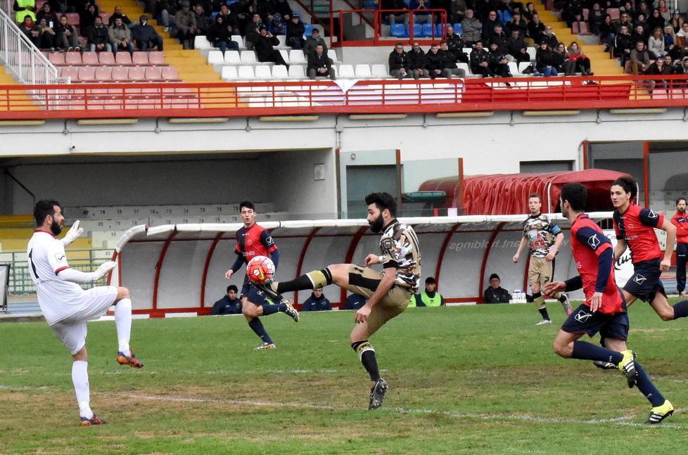 Un momento del match Roselle-Cecina allo Zecchini (foto Bf)