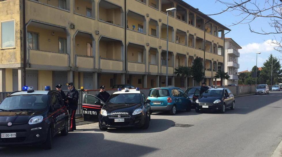 Alcune pattuglie impegnate nelle ricerche a San Frediano a Settimo