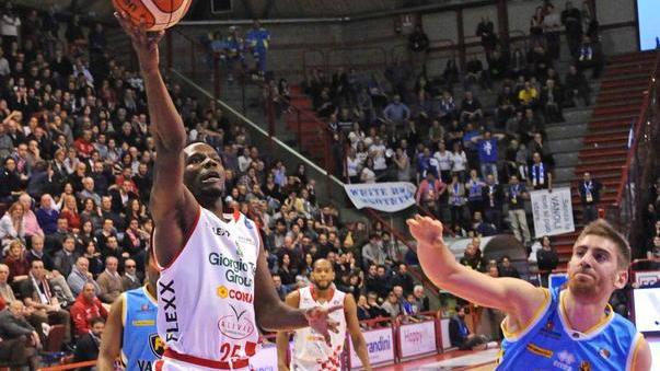 Knowles a canestro (Foto Gori)